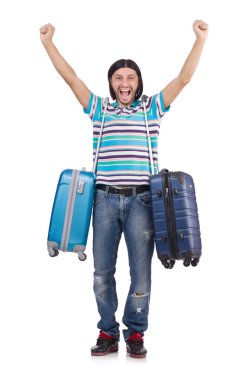 Genç adam beyaz bavullarla seyahat ediyor.