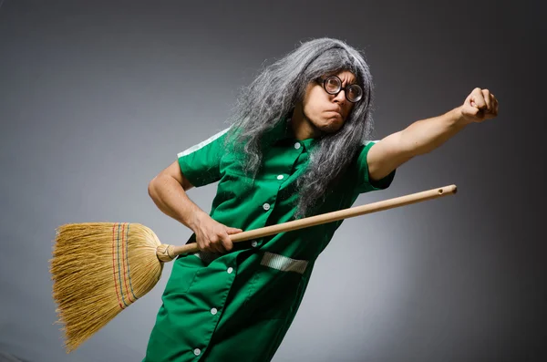 Hombre divertido con cepillo y peluca — Foto de Stock