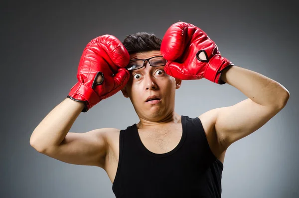 暗い背景に対する赤い手袋と面白いボクサー — ストック写真