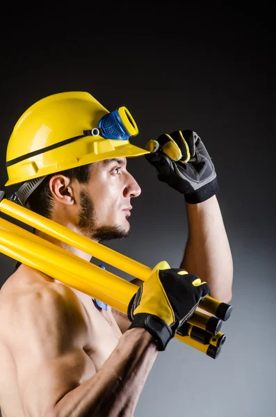 Strappato muscolare costruttore uomo con strumenti — Foto Stock