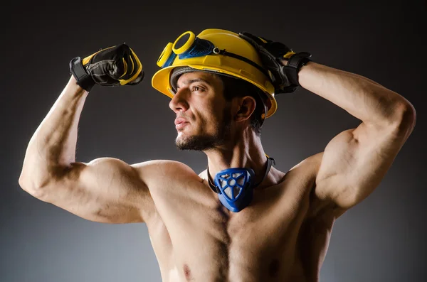 Homem construtor muscular rasgado com ferramentas — Fotografia de Stock