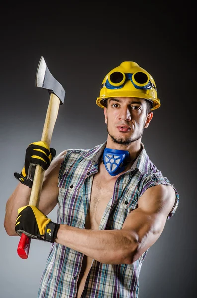 Rozdarty budowniczy mięśni człowiek z narzędziami — Zdjęcie stockowe