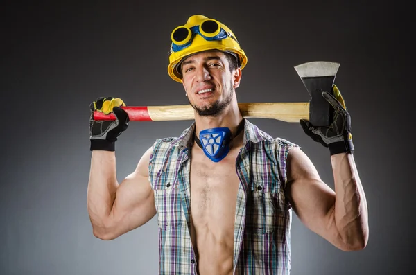 Homem construtor muscular rasgado com ferramentas — Fotografia de Stock