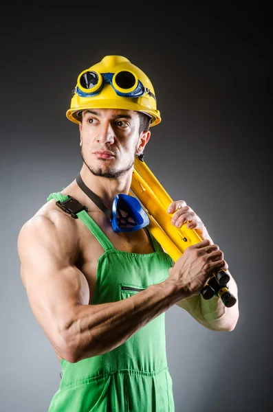 Homem construtor muscular rasgado com ferramentas — Fotografia de Stock