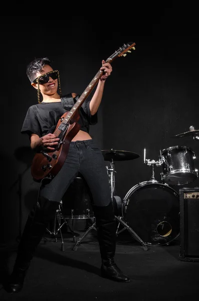 Mujer tocando guitarra — Foto de Stock