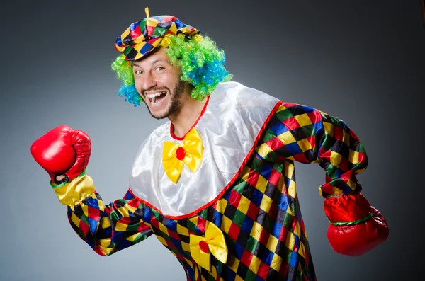 Clown drôle avec des gants de boxe — Photo