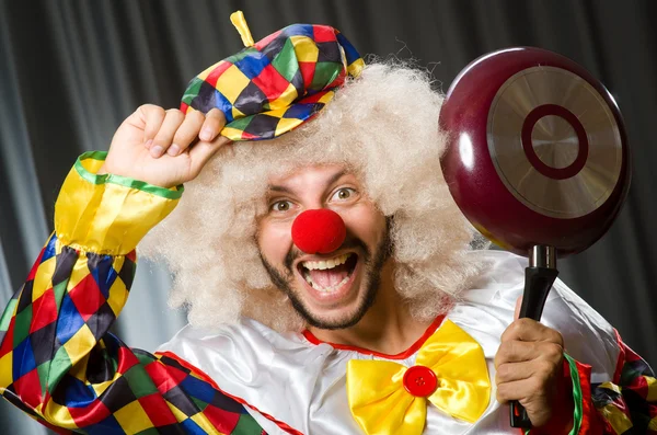 Boos clown met koekenpan — Stockfoto