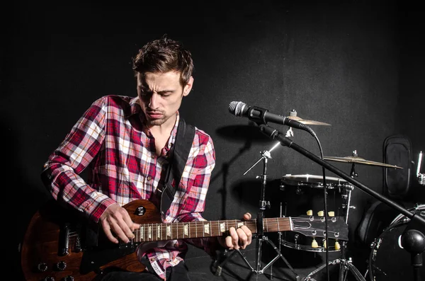 Homme avec guitare — Photo