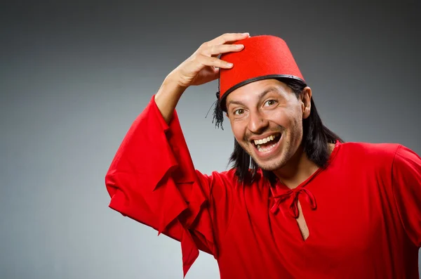 Uomo divertente in abito rosso con cappello fez — Foto Stock