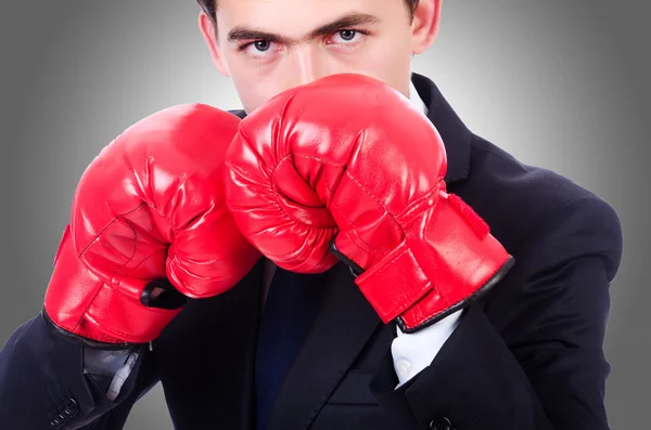 Affärsman med boxningshandskar — Stockfoto