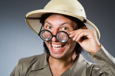 Arka planda komik bir safari avcısı