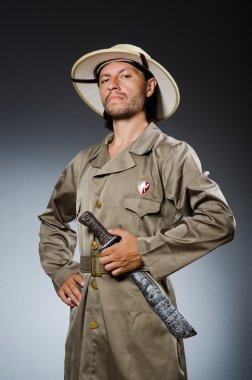 Arka planda komik bir safari avcısı