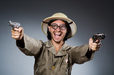 Arka planda komik bir safari avcısı