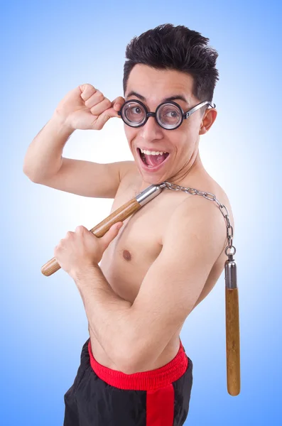 Grappige kerel met nunchucks — Stockfoto