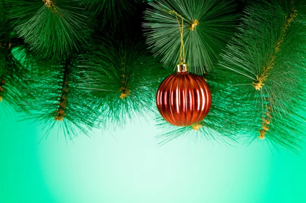 Weihnachtsschmuck am Tannenbaum — Stockfoto