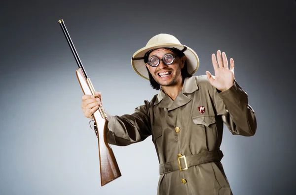Legrační safari lovec s puškou — Stock fotografie