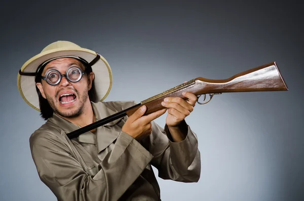 Chasseur de safari drôle avec fusil — Photo