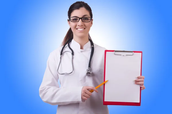 Mulher médico com uma área de transferência — Fotografia de Stock