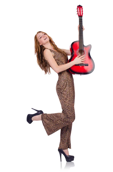 Mujer tocando la guitarra aislada en blanco — Foto de Stock