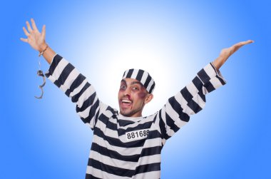 Kelepçeli kötü yaralanmış bir mahkum.