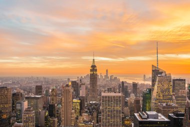 Geceleri New York 'un ünlü gökdelenleri