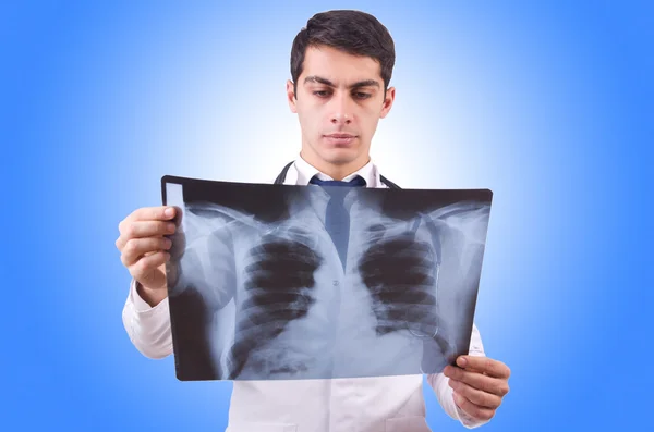 Unga läkare med röntgen — Stockfoto