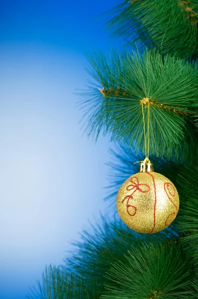 Weihnachtsschmuck am Tannenbaum — Stockfoto