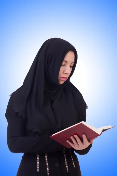 Kitapları olan genç Müslüman kız öğrenci. — Stok fotoğraf