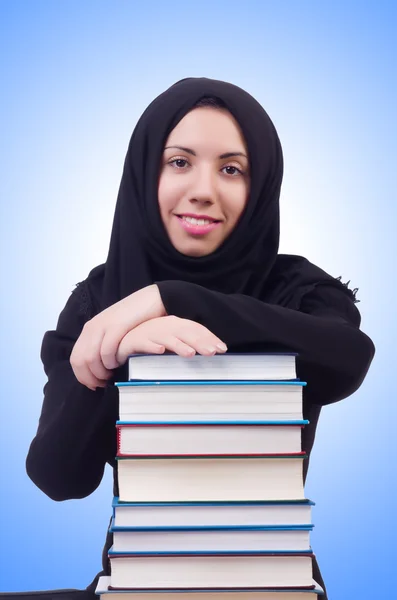 Νεαρή μουσουλμάνα φοιτήτρια με βιβλία — Φωτογραφία Αρχείου