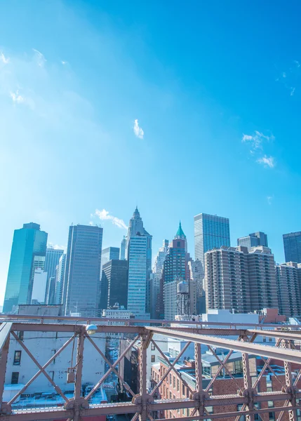 Parte da famosa ponte de Brooklyn no dia brilhante — Fotografia de Stock