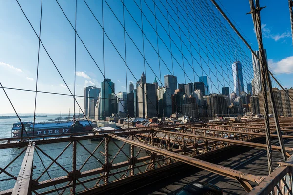 Vista de la parte baja del puente de Brooklyn — Foto de Stock