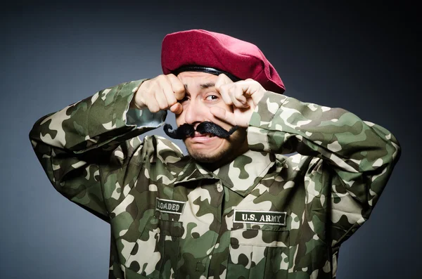 Grappige soldaat in militair concept — Stockfoto