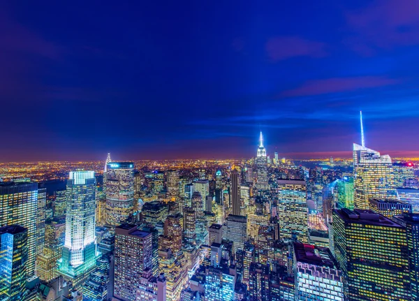 Beroemde wolkenkrabbers van New York 's nachts — Stockfoto