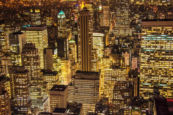 Berühmte Wolkenkratzer von New York bei Nacht — Stockfoto