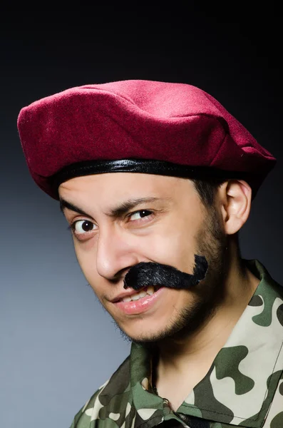 Soldat drôle dans le concept militaire — Photo