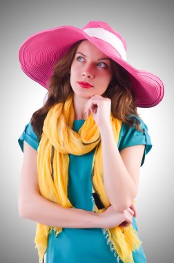 Yaz konseptinde genç bir kadın