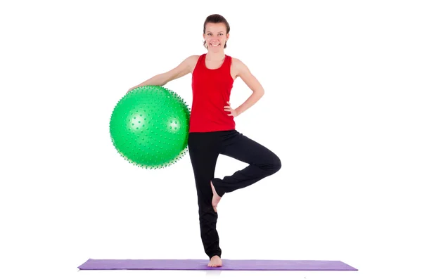 Mujer joven haciendo ejercicio con pelota suiza — Foto de Stock