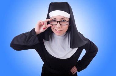 Gözlüklü komik Rahibe