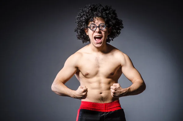 Grappige sportman met zijn spieren — Stockfoto