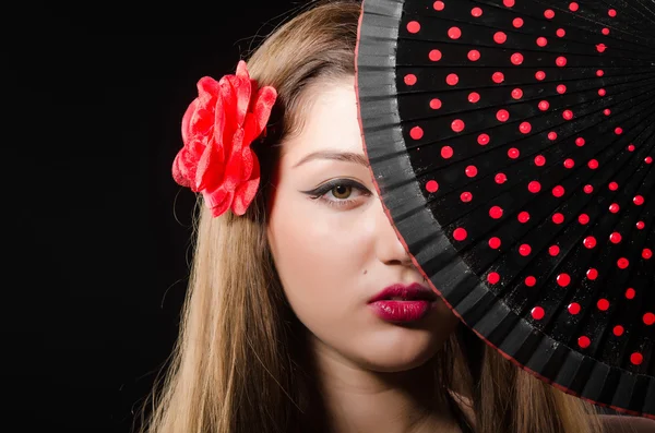 Mulher bonita com flor e ventilador — Fotografia de Stock