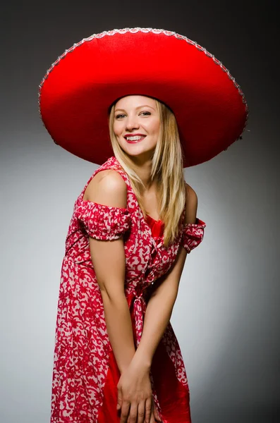 Vrouw draagt mooie rode sombrero — Stockfoto