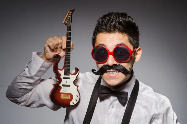 Uomo divertente con mini chitarra — Foto Stock