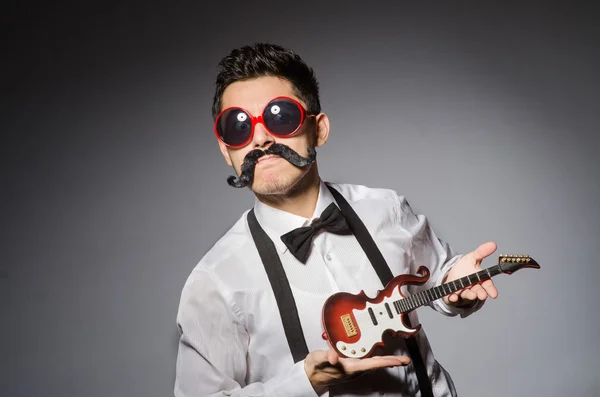 Uomo divertente con mini chitarra — Foto Stock