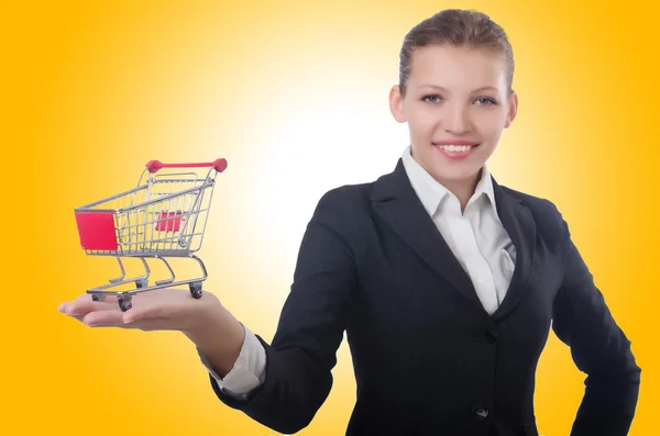 Mujer de negocios con carrito de compras en blanco — Foto de Stock