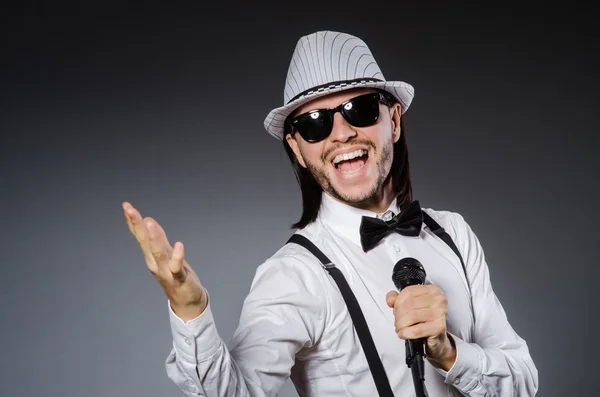 Cantante divertente con microfono al concerto — Foto Stock