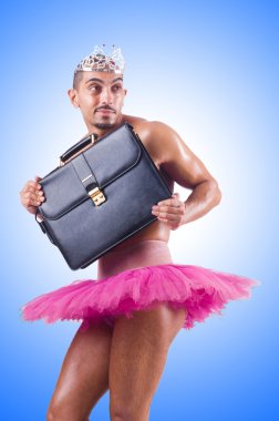 adam beyaz çanta ile tutu