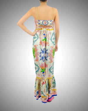 Beyaz giysili kadın konsepti