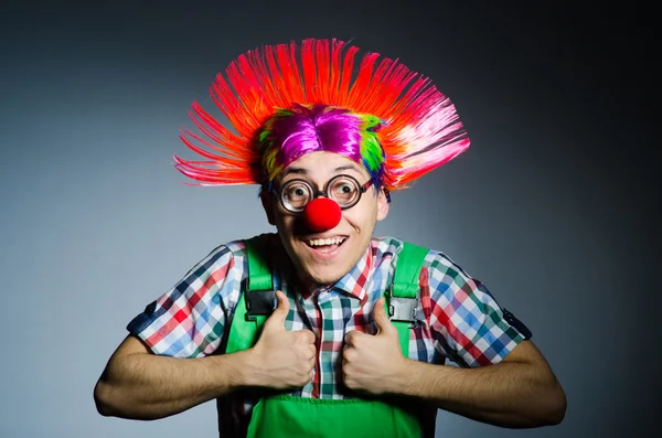 Vtipný klaun na šedém pozadí — Stock fotografie