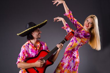 İspanyol çift gitar çalıyor ve dans ediyor.