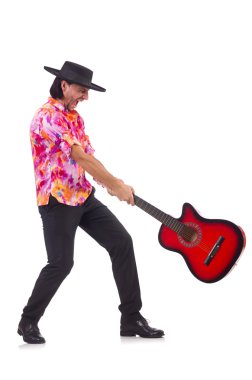 Gitarlı bir sombrero giyen adam.